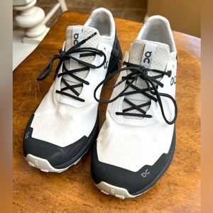 On running shoes - women’s 8.5 - black and white On Clouds